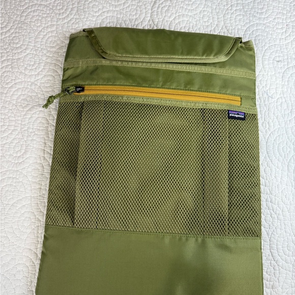 Patagonia Sage Green Laptop Bag - Picture 4 of 10